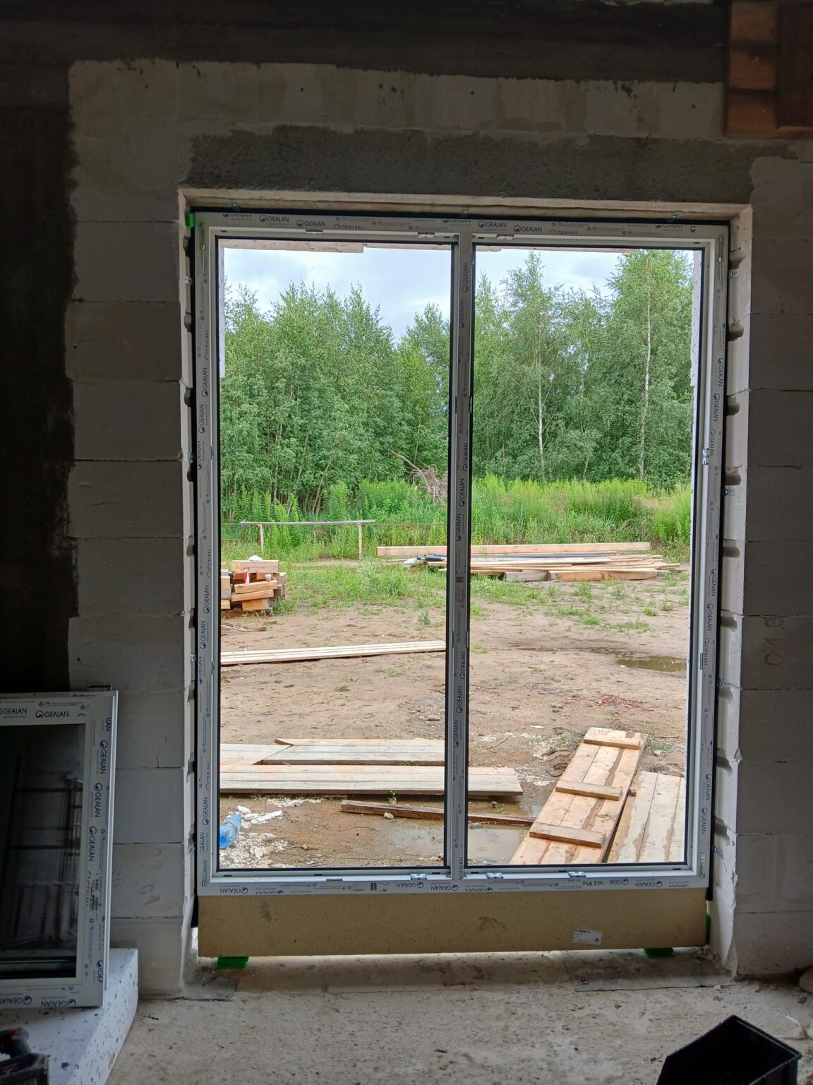 Widok przez zamontowane drzwi tarasowe