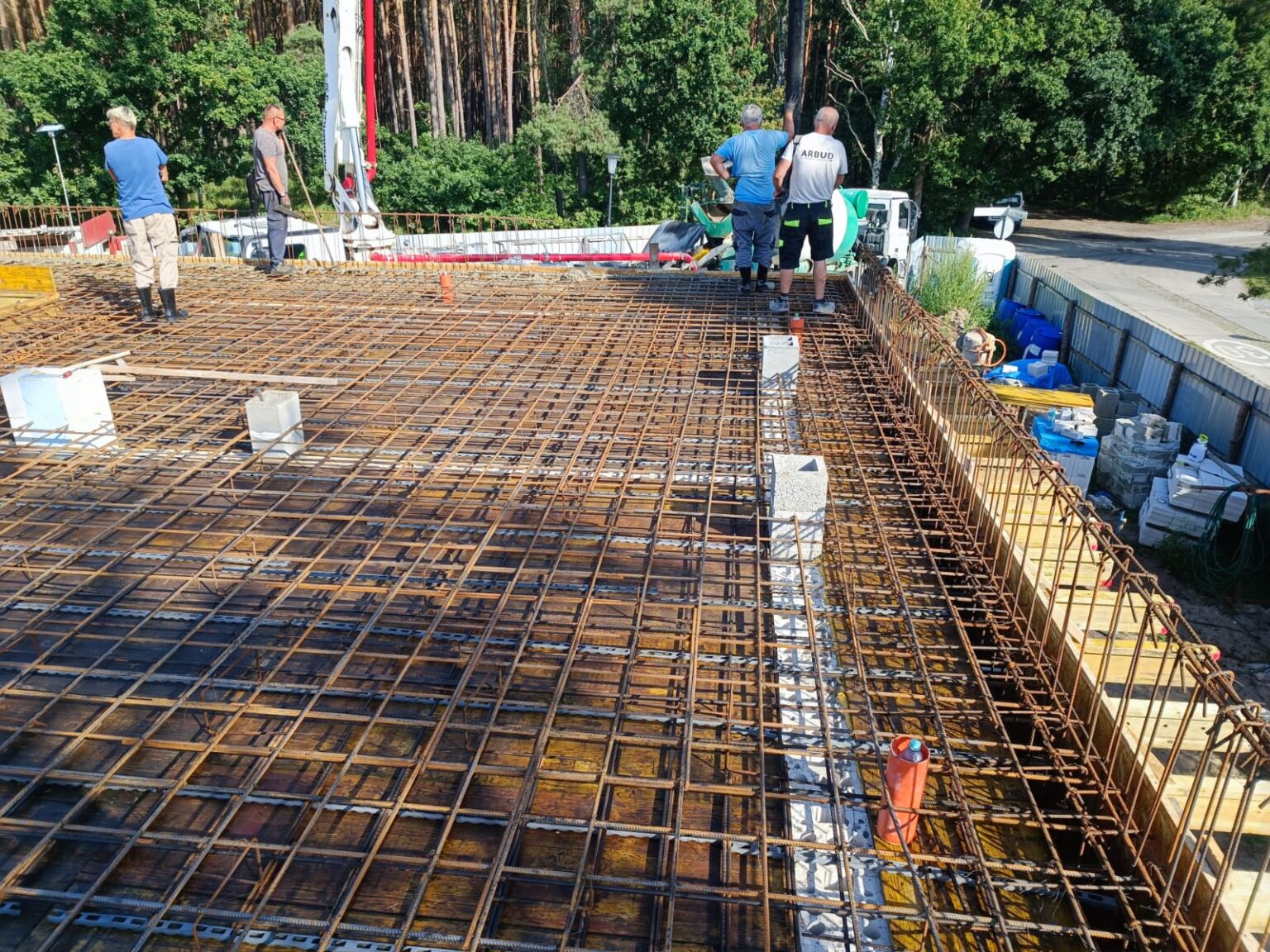 Etap 2: wylewanie fundamentów, pompa do betonu na budowie